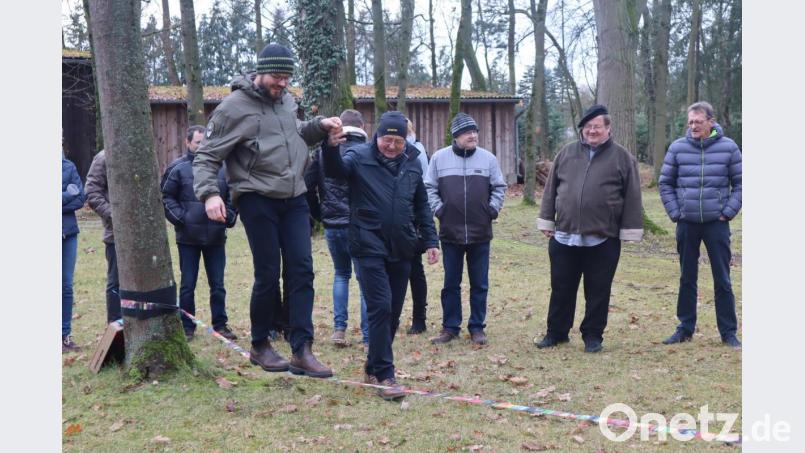 Der Pfarrgemeinderatssprecher erlebt es auf der Slackline, "in der Luft zu sein". Bild: wrm