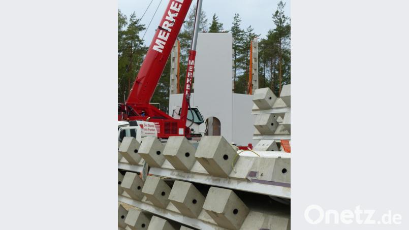 Das Material wurde zügig angeliefert. Der Bau der Betontürme ging flott voran. Bild: Völkl