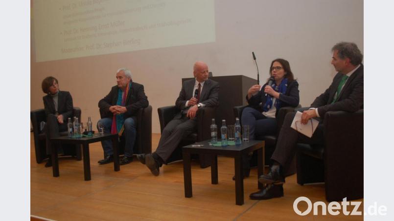 Über das Thema Antisemitismus diskutierten am Mittwoch an der Uni Regensburg (von links) die designierte Uni-Vizepräsidentin Ursula Regener, der bayerische Antisemitismusbeauftragte Ludwig Spaenle, Politikwissenschafts-Professor Stephan Bierling als Moderator, Sandra Simovich, Generalkonsulin des Staates Israels, und Strafrechts-Professor Henning Ernst Müller. Bild: gib