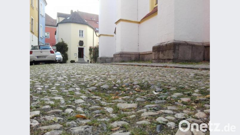 Wenn es nach dem Willen der Kirchengemeinde geht werden die parkenden Autos vom Kirchumgang verbannt. Bild: Gabi Schönberger