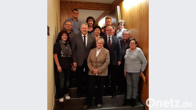 Die Jubilare des Arbeiter-Kameradschaftsvereins mit den Vorsitzenden und Ehrengästen. Bild: mfh