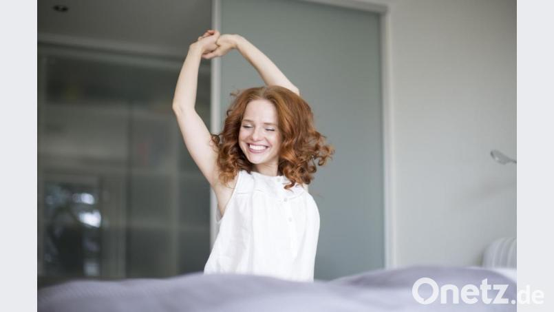 Stellen Sie den Wecker rechtzeitig und strecken Sie sich morgens erst einmal ausgiebig. So signalisieren Sie Ihrem Körper, dass der Tag beginnt. Bild: drubig-photo – stock.adobe.com