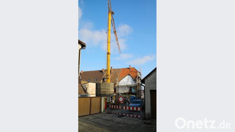 In den beiden Anwesen Asylstraße 2 und Kaiserberg 1will die Stadt Erbendorf zu einer Tagespflegeeinrichtung umbauen. Der Baukran steht schon, die Asylstraße ist im Baustellenbereich gesperrt. Nach kleineren Vorarbeiten geht es in wenigen Tagen richtig los. Bild: JOCHEN NEUMANN 
ERBENDORF