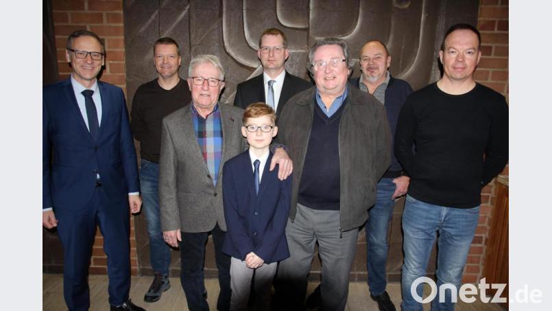 Das neu gewählte Vorstandsteam des MGV Waldsassen. Stehend von links, Bürgermeister Bernd Sommer, Andreas Bergauer, Helmut Manske mit dem jüngsten aktiven Sänger Florian Sagstetter, Chorleiter Andreas Sagstetter, Vorsitzender Klaus Rösch, Bernhard Panrucker und Claus Ernstberger. Bild: kro
