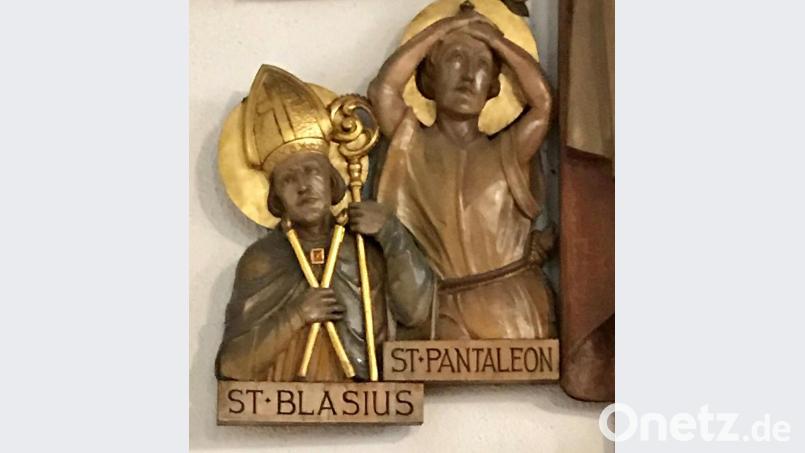 Blasius zählt zu den 14 Nothelfern. Eine Darstellung mit gekreuzten Kerzen ist im linken „Nothelfer Altar“ von St. Konrad am Hammerweg in Weiden zu sehen. Bild: Rainer Christoph