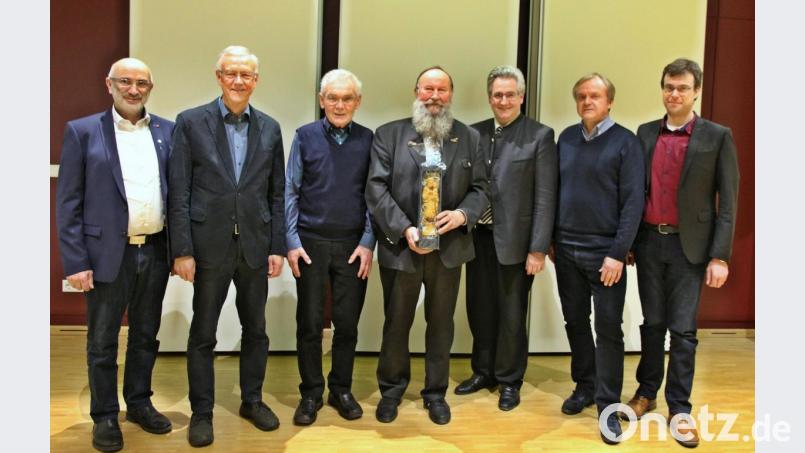 Die Jahreshauptversammlung ernannte Dionys Ringlstetter (Vierter von links) zum Ehrenvorsitzenden des Männervereins Nabburg. Präses Hannes Lorenz (Dritter von rechts) unterstrich seinen Dank mit einer geschnitzten Figur des Heiligen Josef. Den Verein führen bis zu den Neuwahlen im kommenden Jahr zweiter Vorsitzender Walter Elberskirch (Zweiter von rechts) zusammen mit Kassier Anton Schopper (Zweiter von links), Schriftführer Arnold Richthammer (Dritter von links) und den Beisitzern Hans Greiner (links), Stefan Weber (rechts) sowie Albert Zitzmann (nicht im Bild). Bild: bph