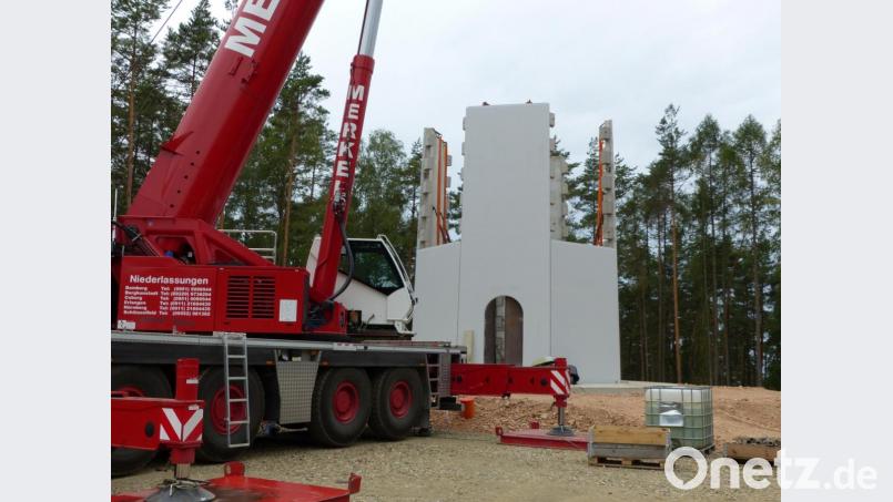 Das Material wurde zügig angeliefert. Der Bau der Betontürme ging flott voran. Bild: Völkl