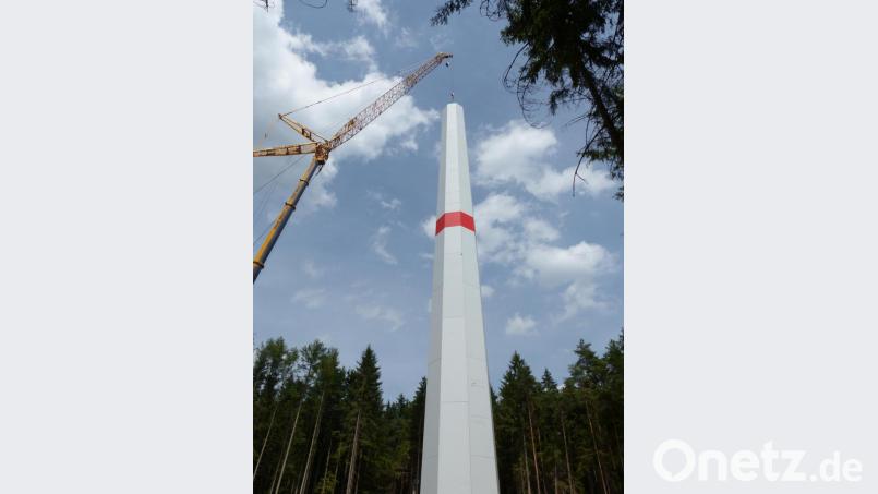 Noch in diesem Jahr sollen die Windräder auf dem Feistelberg – im Bild einer der drei Türme – ans Netz gehen. Bild: Völkl