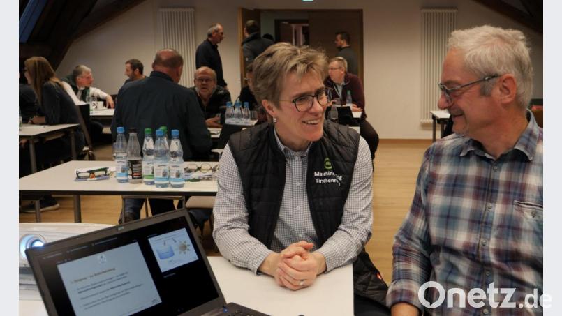 Dietmar Näser und Maschinenring-Geschäftsführerin Marion Höcht im Gespräch. Bild: tr