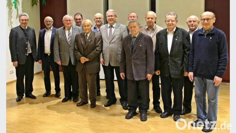Präses Pfarrer Hannes Lorenz (links), Vorsitzender Dionys Ringlstetter und stellvertretender Vorsitzender Walter Elberskirch ehrten langjährige Mitglieder mit Urkunden und Nadeln des Landesverbandes für ihre Treue zum Männerverein. Bild: bph