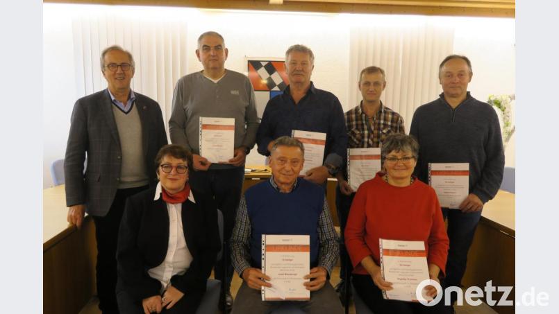 Oftmalige Blutspender aus dem Bereich Ursensollen werden ausgezeichnet (von links): Bürgermeister von Ursensollen Franz Mädler, stellvertretende BRK-Kreisgeschäftsführerin Sabine Bogner mit den geehrten Sven Küchler, Josef Moosburger, Georg Ströhl, Vitus Edenharder, Angelika Trummer und Josef Stepper. Bild: Nina Forster