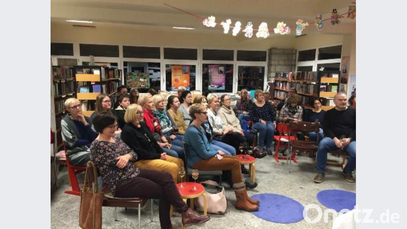 Der Bücherabend in der Marktbücherei Floß stößt auf großes Interesse. Bild: exb