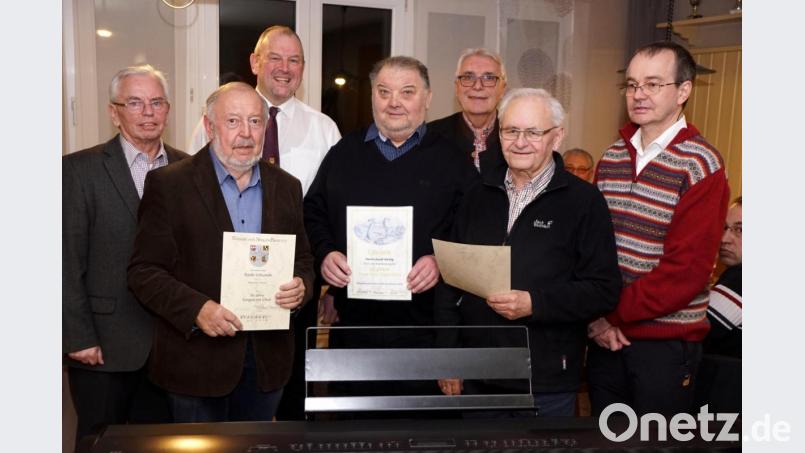 „Eiserne und goldene Mitgliedschaft“, dafür zeichneten Sigmar Bräutigam, Vorsitzender Markus Schraml, Zweiter Bürgermeister Josef Hecht und Thorsten Kohlschmidt (hinten von links) Heinrich Thurn, Josef König und Oskar Heinl (vorne von links) aus. Bild: bkr