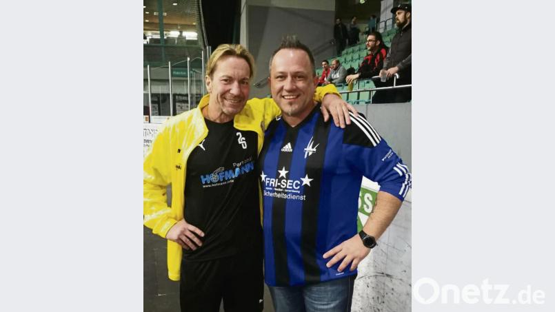 Michael Sternkopf (links) mit Marcus Fritsch vom FC Bayern-Fanclub Wildenau. Bild: Marcus Fritsch/exb