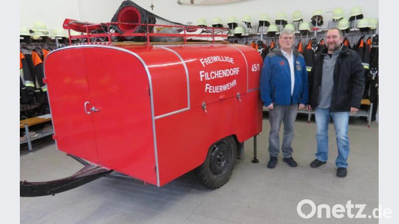 Nicht mehr zeitgemäß ist der 57 Jahre alte Anhänger, mit dem die Filchendorfer Feuerwehr ausrücken muss. Kommandant Ulli Preißinger (rechts) und Vorsitzender Wolfgang Ciesielski (links) bemängeln, dass dazu ein privater Bulldog erforderlich ist. Mit den noch wenig verbliebenen Landwirten im Dorf kann es da zu Engpässen kommen. Wegen der mangelnden Sicherheitsausrüstung, wie zum Beispiel einem Blaulicht, besteht bei Einsätzen ein Risiko für die Einsatzkräfte. Bild: ow