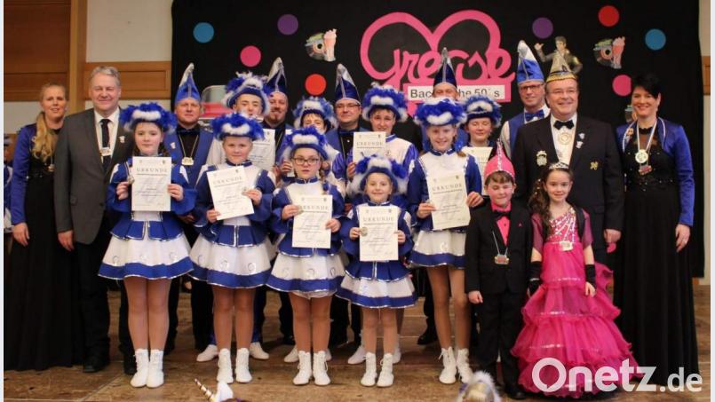 Zum Faschingsauftakt gibt es jede Menge Leistungsabzeichen für die Kinder- und Jugendgarde (vorn, von links): Anna Wendl, Madlen Meier, Vanessa Gärtner, Laura Kellner, Marcella Baldauf, Prinz Jan I., Prinzessin Mara I., LVO-Schatzmeister Klaus Faltermeier, Garde-Chefin und Präsidentin Regina Merkl; mittlere Reihe (von links): Vizepräsidentin Michaela Meier, Landrat Richard Reisinger, Justin Hirschmann, Ramona Rösch, Vanessa Rösch und Elisabeth Duschner; hinten (von links): Hofmarschall Martin Merkl, Christian Kellner, Sandro Gärtner, Markus Meier (alle Elferräte) und Bürgermeister Hermann Falk. Bild: u