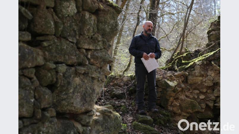 Historiker Zdeňek Procházka stellt sein Buch über alte Mühlen und Wasserbetriebe bei einer Lesung im CeBB vor. Bild: eib
