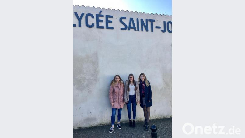 Anja (Mitte) mit ihren Gastschwestern Charline (links) und Chloé Delion (rechts) vor ihrer Schule in Bressuire. Bild: exb