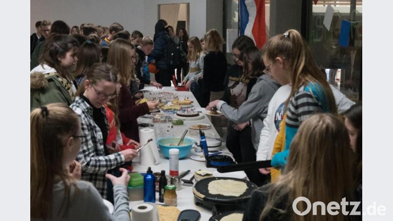 Deutsch-Französischer Tag am Gymnasium in Neustadt. Die Schüler lassen sich Spezialitäten aus Frankreich schmecken. Bild: exb