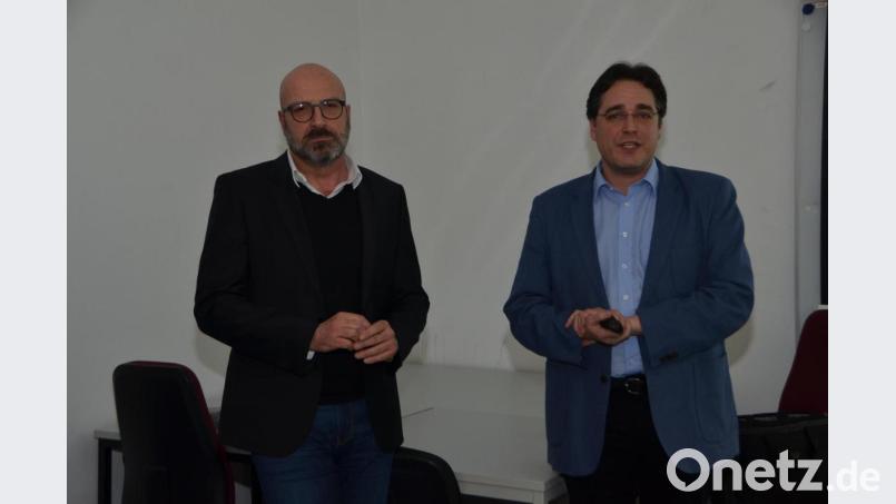 Die beiden Chefärzte der Asklepios Klinik Oberviechtach Dr. Christian Glöckner (rechts) und Marc Philippbaar (links) appellierten die Darmvorsorgeuntersuchung ernst zu nehmen. Bild: dob