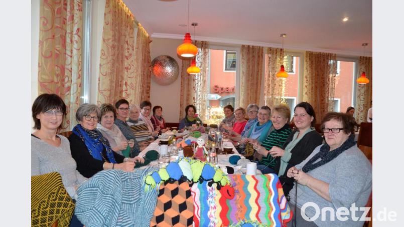 Fleißig mit den Stricknadeln geklappert wird derzeit bei den Damen im Strick-Café Eger in Moosbach. Die Frauen helfen mit, den längsten Schal eventuell sogar der Oberpfalz zu stricken und somit das neue HPZ Wohnheim für Kinder zu unterstützen. Jeder Hobbystricker ist eingeladen mitzumachen. Bild: gi