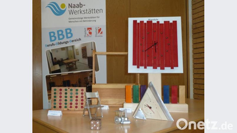 Wanduhr bis Nostalgie-Dampfwalze: Diese und andere Einzelstücke werden im Berufsbildungsbereich der Oberviechtacher Werkstätten hergestellt. Bild: Portner