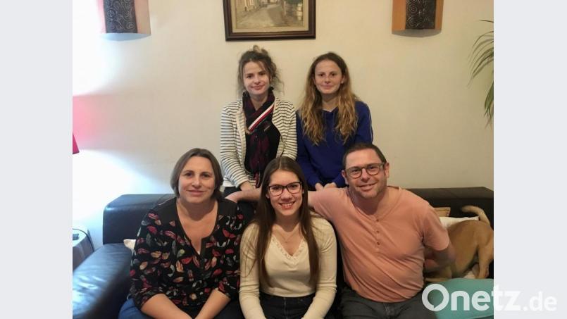 Anja Brysch (vorne, Mitte) im Kreis ihrer französischen Gastfamilie Delion, zu der die Schwestern Chloé (hinten, von links) und Charline zählen sowie die Gasteltern Peggy (vorne, links) und Hervé (vorne, rechts). Bild: exb