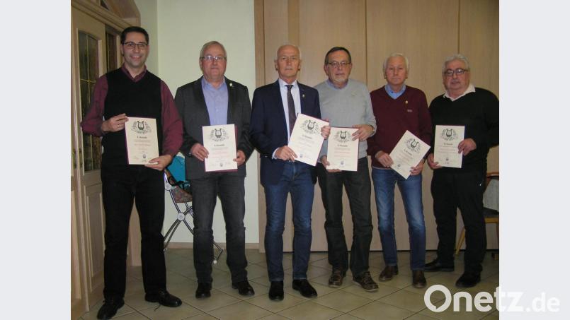 Chorleiter Siegbert Filbinger (von links) wurde in der Jahreshauptversammlung des MGV Neusorg zum Ehrenmitglied ernannt. Die Vereinsehrennadel in Gold ging an Dietmar Heinl, Peter König, Eduard Wedlich und Dieter König. Ludwig Schindler durfte das Ehrengeschenk des MGV Neusorg in Empfang nehmen. Bild: öt