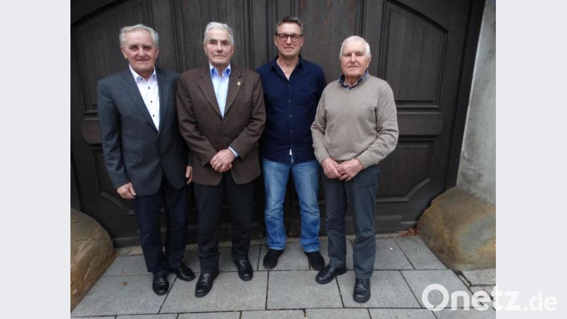Die Hitze konnte die „Flugathleten“ nur unwesentlichen bremsen. Sie sichern mit grandiosen Heimkehrleistungen viele Titel. Zweiter Bürgermeister Helmut Klier gratuliert den besten Züchtern Georg Wurzer, Thomas Schmidt und Hans Grünbauer (von links). Bild: bk