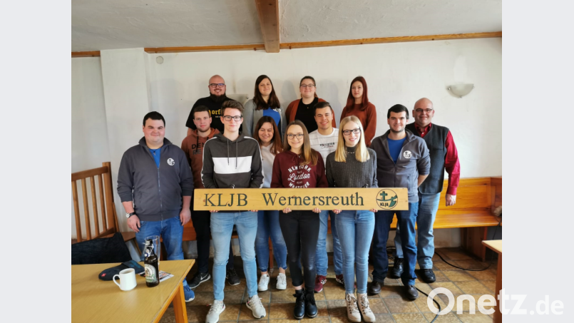 Vorne das Schild haltend die drei neu aufgenommenen Mitglieder Marius Freundl, Antonia Pilsak und Marika Eckstein (von links). In der zweiten Reihe von links Zweiter Vorsitzender Fabian Meyer, Kassier Tobias Altnöder, Beisitzerin Sophia Freundl, Besitzer Lukas Altnöder, Vorsitzender Thomas Meyer und Bürgermeister Klaus Meyer. Hinten (von links) Beisitzer Michael Meyer, Vorsitzende Louisa Rosner, Schriftführerin Fabiola Rosner und Zweite Vorsitzende Theresa Fröhlich. Bild: enz