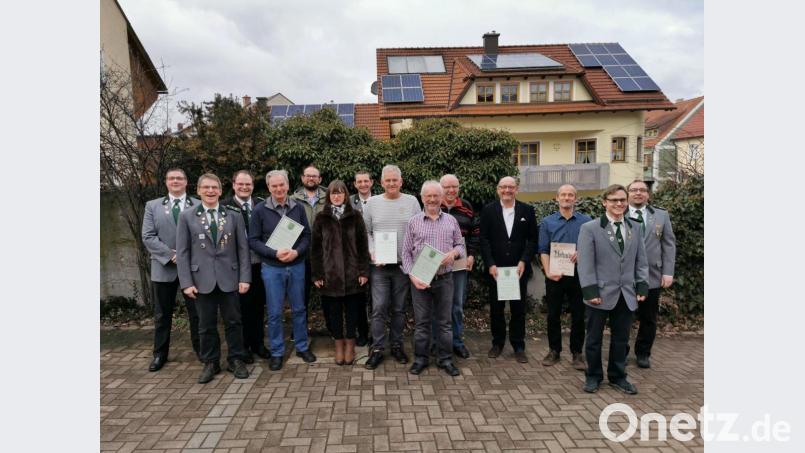 Ein Dank für 50-jährige Treue ging an Josef Bauriedl (4.v.l.), Bruno Hüttner (8.v.l.), Fritz Möstl (4.v.r.) und Ewald Singer (6.v.r.), sowie für 60 Jahre an Horst Forster (5.v.r.). Bild: gz