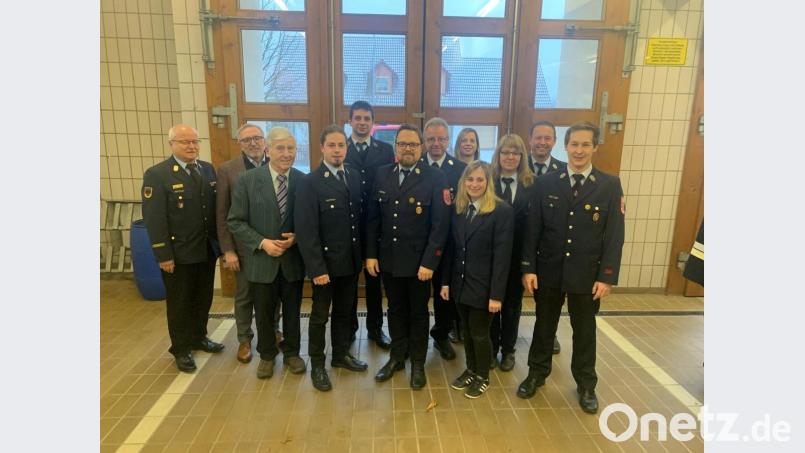 Der neue Vorstand der Brander Feuerwehr mit (von rechts) Kreisbrandinspektor Otto Braunreuther, Zweiten Bürgermeister Christian Drehobel, Bürgermeister Ludwig König, Zweiten Kommandanten Stefan König, Kommandant Christof Schindler, Vorsitzender Benedikt Drehobel, Zweiter Kassier Klaus Brunner, Kassierin Maria Schindler, Zweite Schriftführerin Stefanie Schindler, Schriftführerin Andrea Gutt, Beisitzer Wolfgang Scherm und Zweiter Vorsitzender Tobias König. Bild: dol