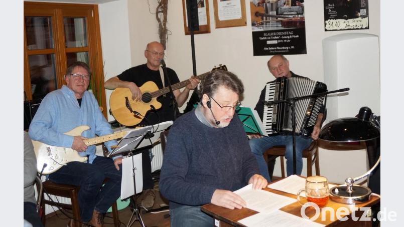Mit viel Humor und vollem Einsatz unterhielt Karl Stumpfi (Vordergrund) die Gäste beim „Blauen Montag“ des Kunstvereins „Unverdorben“ unter dem Thema „Gesegnete Wahlzeit“. Die Musiker Jürgen Zach (Mitte), der Musik und Liedtexte bearbeitet hatte, und Klaus Götze und Franz Schöberl (rechts) sorgten für gelungene Unterhaltung. Bild: weu