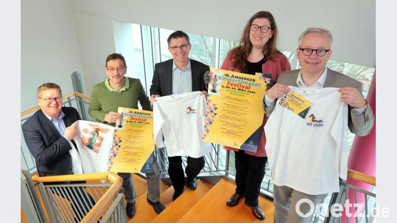 Auf ein Neues: Im großen Saal des Jugendzentrums Klärwerk geht im März die 16. Auflage des Kindertheaterfestivals über die Bühne, das Programm stellten (von links) Oberbürgermeister Michael Cerny, Kulturamtsleiter Reiner Volkert, Stadtwerke-Geschäftsführer Stephan Prechtl, Kulturamtsmitarbeiterin Katja Körtge und Kulturreferent Fabian Kern vor. Bild: Wolfgang Steinbacher