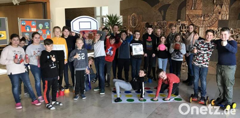 Eine nachträgliche Weihnachtsüberraschung bereiten Elternbeiratsvorsitzende Ramona Beyerlein (hinten, Zweite von rechts) und Sabrina Fraas (hinten rechts) den Freudenberger Schulkindern. Sie übergeben ihnen im Namen des Förderkreises Spielmaterialien im Gesamtwert von gut 400 Euro. Dafür bedankt sich Rektorin Gabriele Krettner (hinten, Dritte von links). Bild: u