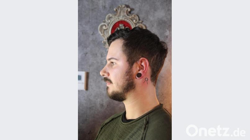 Ein Kreis und zwei Striche. Florian Bandl ließ sich in Amberg ein Tattoo mit einer eindeutigen Botschaft stechen, es soll seinen Mitmenschen im Notfall sagen: Ich bin Organspender. Bild: kmo