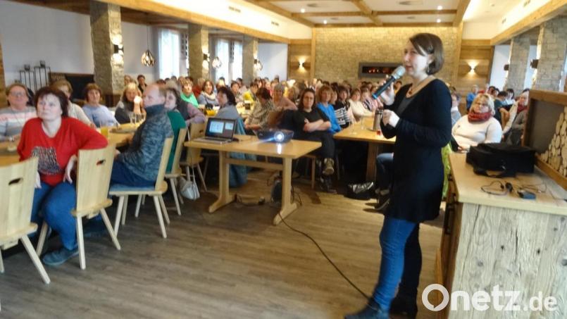 Julia Möller zeigt beim Landfrauenfrühstück den Nutzen, aber auch die Belastung von Plastik und Mikroplastik auf. Bild: hka