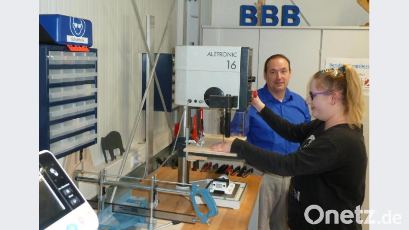 Bildungsbegleiter Rudi Rettinger leitet Nadine an der Tischbohrmaschine an. Für den Berufsbildungsbereich der Oberviechtacher Werkstätten stehen eine kleine Werkstatt sowie ein Schulungsraum für die Theorie zur Verfügung. Bild: Portner