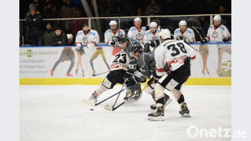 Packende Duelle lieferten sich der ERSC Amberg (dunkle Trikots) und der ESC Haßfurt in der Vorrunde der Eishockey-Landesliga. Zweimal mit dem besseren Ende für die Unterfranken. Im dritten Spiel scheinen nun die Löwen die bessere Ausgangsposition zu haben. Bild: Andreas Brückmann