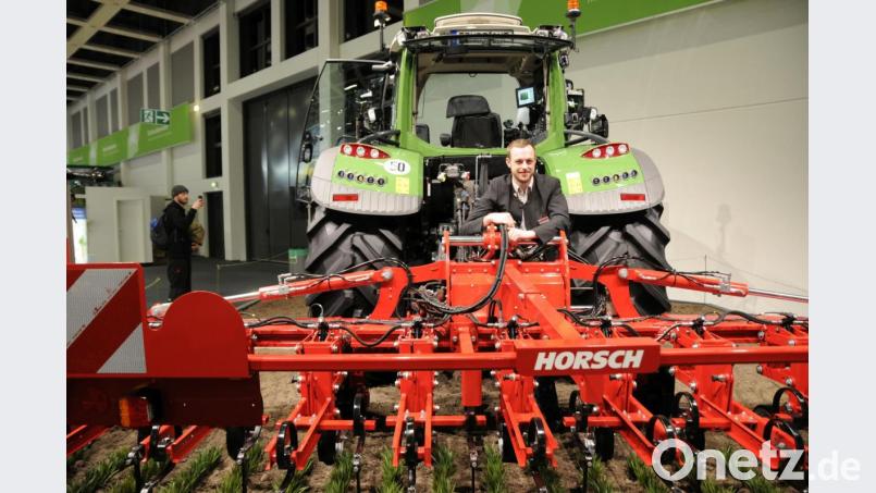 Die Schwandorfer Firma Horsch präsentiert auf der Internationalen Grünen Woche in Berlin einen Prototypen, der Unkraut ganz ohne Herbizid-Einsatz im Feld entfernt. Als „Hybrid-Landwirtschaft“ bezeichnet das Unternehmen die umweltschonende Technik. Bild: Ingmar Höfgen