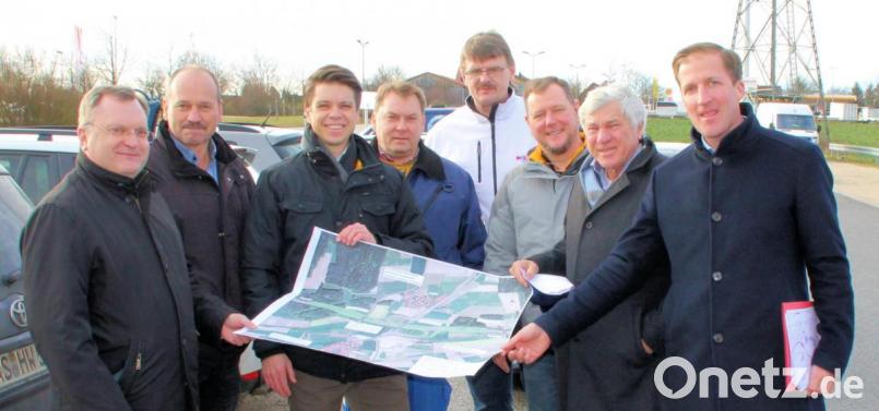 Am Parkplatz an der B 299 berieten Präsident Reinhard Pirner, Johann Fehlner, Initiator Achim Kuchenbecker, Alexaner Graf, Christian Wenkmann, Thorsten Michel, Bundestagsabgeordneter Alois Karl und Dienststellenleiter Tobias Bäumler, wie eine Lärmminderung für Oberhof aussehen könnte. Bild: Harald Frank