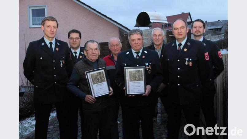 Unter den Geehrten sind Erwin Piehler (Dritter von links), der seit 70 Jahren Mitglied ist, und der neue Ehrenkommandant Christoph Striegl (Vierter von rechts). Bild: pi