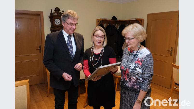 Die frühere Kreisvorsitzende Karin Jacob-Witteler (rechts) und die neue Kreisvorsitzende Tanja Fahrnholz (Mitte) würdigten die Verdienste von Albert Schindlbeck, den die Generalversammlung einstimmig zum Ehrenkreisvorsitzenden ernannte. Bild: usc