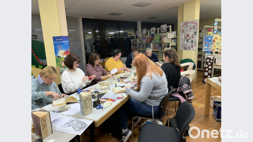 Auch das gehört zum Angebot der Gemeindebücherei: ein Bastelabend für Erwachsene mit alten Büchern. Bild: exb/Kirst