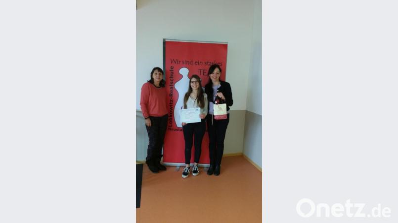 Konrektorin Martin Fels (links) freut sich mit Anja Brysch (Mitte), die sich ihr Sprachenzertifikat persönlich bei Elke Völkl-Käs (rechts) abholt. Die Französichlehrerin an der Lobkowitz-Realschule nützt den Besuch ihrer ehemaligen Schülerin, um zu erfahren, wie so ein Auslandsjahr in Frankreich abläuft. Bild: exb/Elke Völkl-Käs