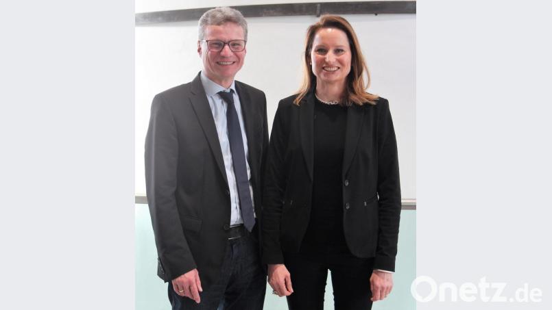 Bayerns Kunstminister Bernd Sibler stellte die neue Porzellanikon-Direktorin Anna Dziwetzki vor Bild: stg
