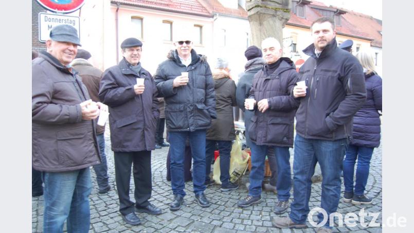 Sebastianspfeile und heißer Tee, das löst die Zunge für gute Gespräche. Mit dabei ist Stadtpfarrer Bernhard Müller Bild: az