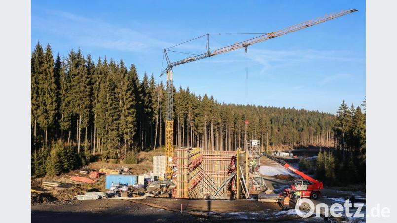 Schwere Baugeräte sind am Hessenreuther Abspann am Werk. Auch im Winter ist auf der Baustelle der Bundsstraße B299 nicht an eine Pause zu denken. Bild: Roland Wellenhoefer