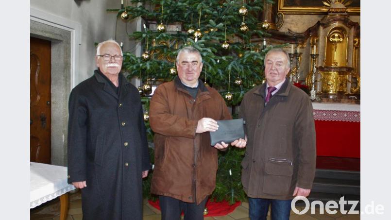 In der noch weihnachtlich geschmückten Kirche wurde jetzt der Erlös aus dem Adventskonzert an Stadtpfarrer Alfons Kaufmann übergeben. Bild: lg