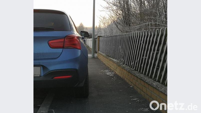 Das Parken auf Gehwegen war jetzt Thema im Mitterteicher Bauausschuss. Bild: lnz